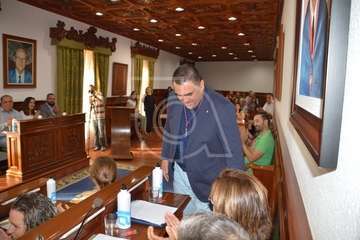 Héctor León toma posesión como concejal en Telde (Foto TA y Daniel Amador)